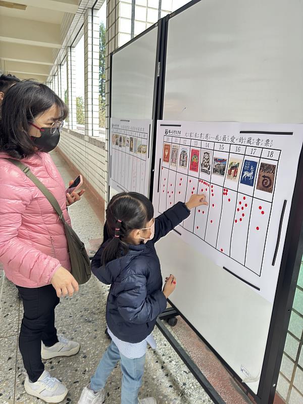 小朋友投票選出最喜歡的一張藏書票。（勝利國小提供）