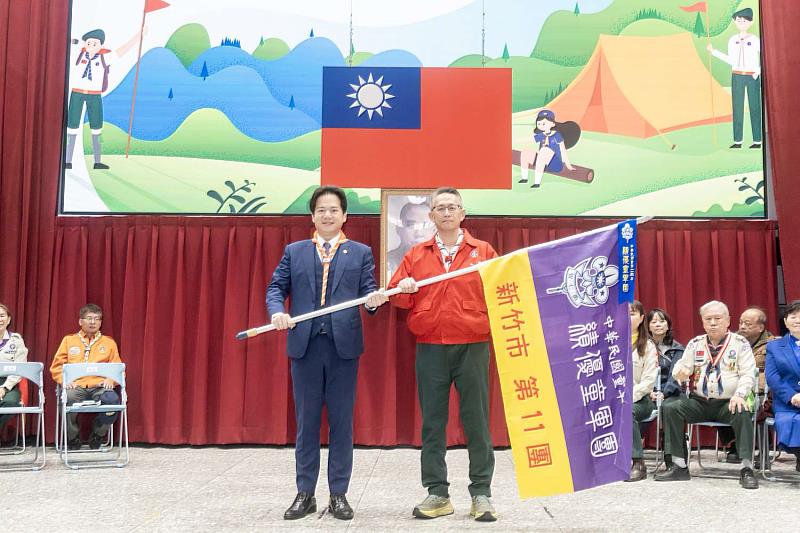 代理市長邱臣遠頒績優童軍團,光武國中黃信騰校長受領