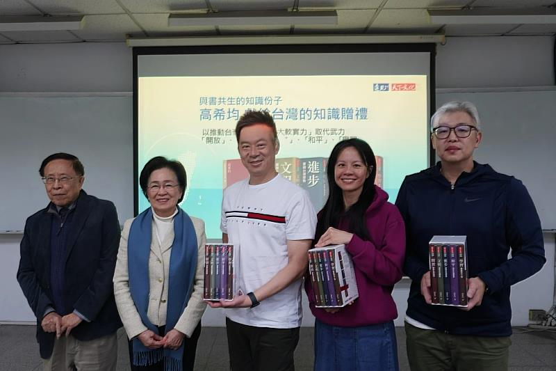 遠見天下文化創辦人高希均(左一)親自南下發表開學演講,並贈書勉勵課程學員