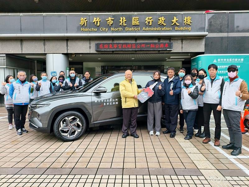 竹市東寧宮捐贈公務車,在公所同仁見證下完成善舉