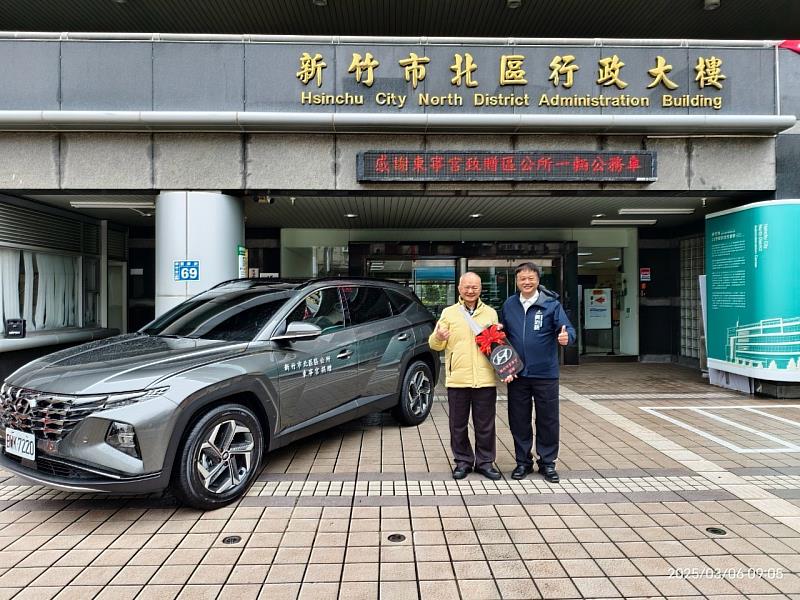 東寧宮主委吳榮聲捐贈，民政處長施淑婷與北區區長黃治錦共同代表接受