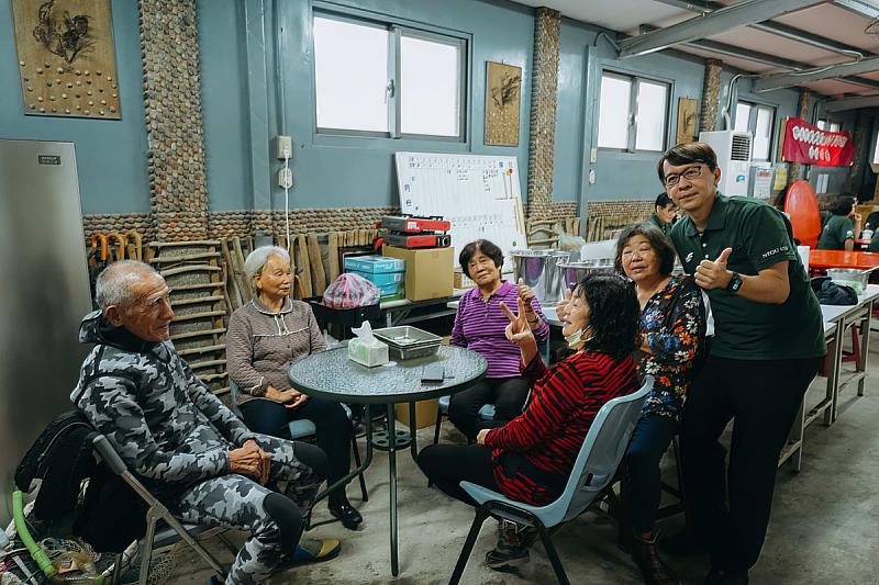 海大應用經濟所蕭堯仁副教授長期在卯澳社區執行地方創生,協助海男海女改善生活、保留傳統文化