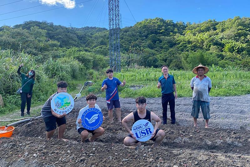 海大USR團隊與饗樂纖農張友齊執行長及陳德漢大哥合作,帶領學生在上林里建置無毒友善耕作,宣揚有機肥料對於水土保持重要性