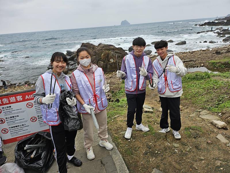 基隆市青年志工一起淨灘促進地球永續