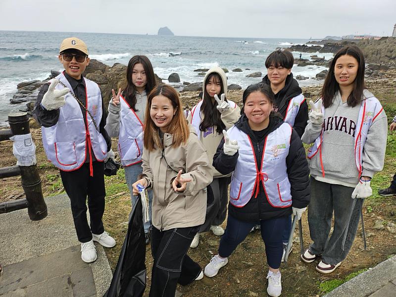 基隆市青年志工一起淨灘促進地球永續