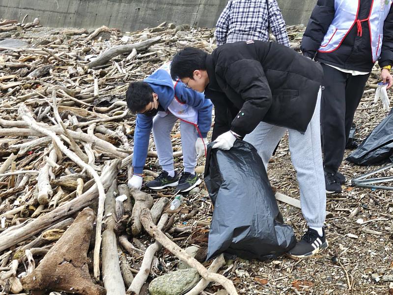 基隆市青年志工一起淨灘促進地球永續