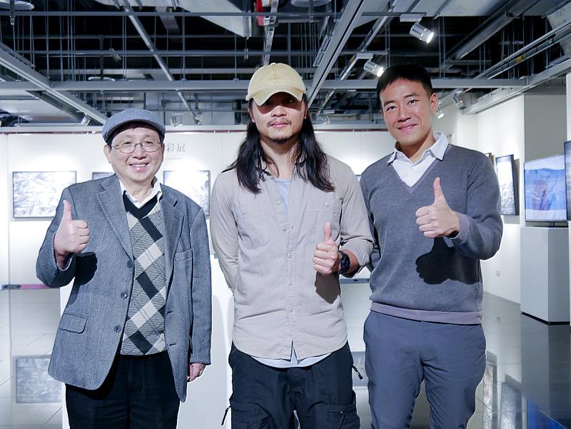 貴賓合影|光點藝術中心藝術總監陳柏誠(右)、台灣南美會理事長郭宗正先生(左)、藝術家羅宇成(中)於開幕現場合影,共同見證「淺淺微風」的動人時刻。