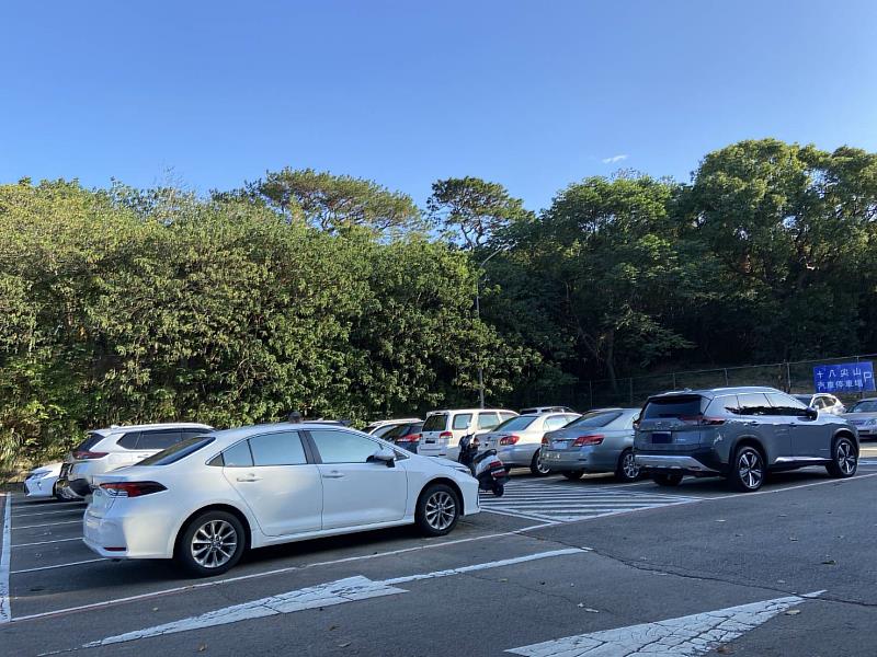 新竹市十八尖山停車場3/15起恢復停車收費,改善停車亂象、落實公平使用原則。