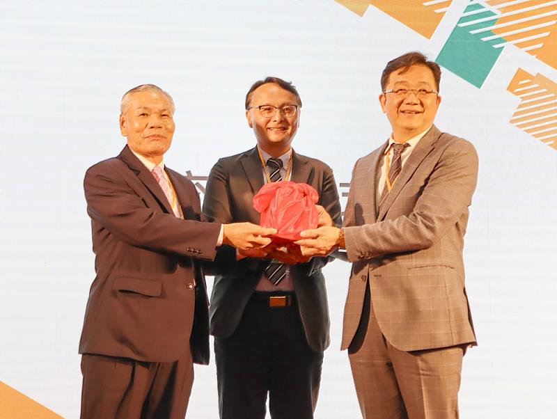 01-雲科大校友會第五、六屆理事長交接儀式-第五屆林萬宗理事長(左)、監交人-張傳育校長(中)、第六屆蘇振毅理事長(右)