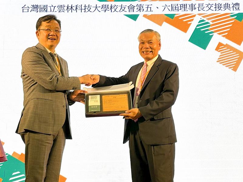 03-第六屆蘇振毅理事長頒贈第五屆林萬宗理事長榮譽理事長證書