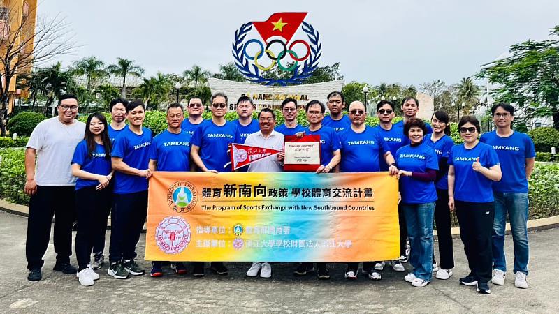 淡江參訪團赴越南峴港體育大學參訪,「峴港國家體育訓練中心」范黃松主任(前排中,著白衣者)及團隊熱情接待。(圖/淡江大學提供)