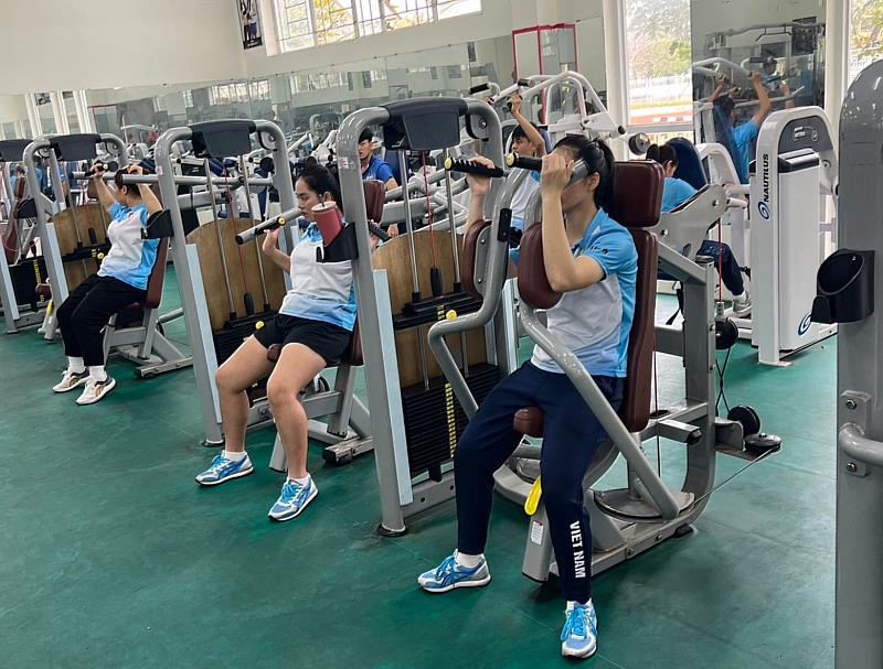 淡江參訪團赴位於峴港體育大學的「峴港國家體育訓練中心」,參觀當地學生的運動訓練環境。(圖/淡江大學提供)