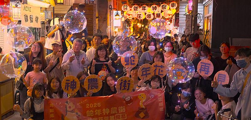 閉幕式大合照,展現閉幕式盛況,學生與貴賓齊聚一堂,共同見證花燈展的完美落幕,象徵社群的共同參與。