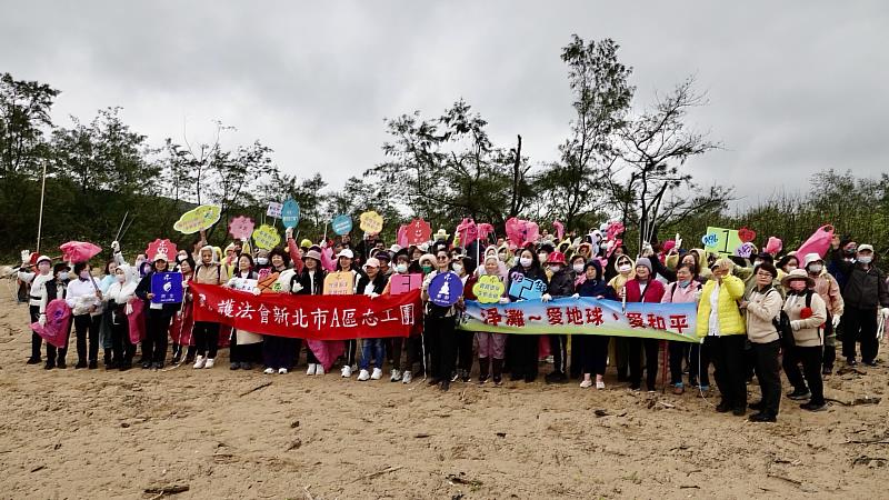 1、	連續7年，200位靈鷲山護法會新北市A區師兄姐淨灘淨灘愛地球！（靈鷲山佛教教團提供）