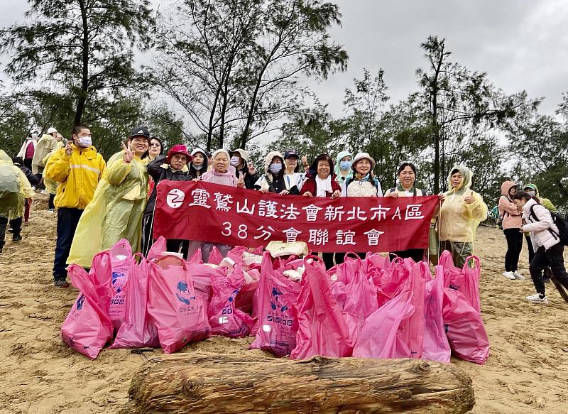 5、垃圾已成為海洋生態殺手，師兄姐合力清出大量海廢。（靈鷲山佛教教團提供）