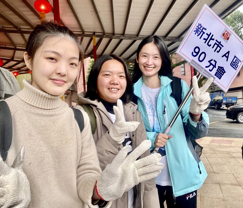 4、靈鷲山龍樹青年淨灘初體驗，期待更多人透過實際行動，有志一同當環保尖兵。（靈鷲山佛教教團提供）