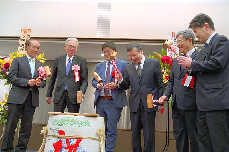 御風實習船靠港東京當晚舉行歡迎晚宴,特地準備的傳統的「鏡開祈福」儀式期許御風未來各次航行順利成功。左起:日本台灣交流協會理事長谷崎泰明、日華議員懇談會長古屋圭司、教育部主秘林伯樵、駐日代表處大使李逸洋、高科大校長楊慶煜、日本海事協會部長齋藤直樹。
