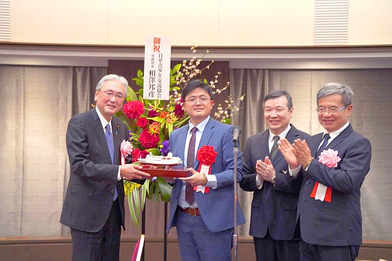 教育部新造御風實習船本(3)月3日首航抵達日本東京，泊靠有明碼頭。當晚舉辦盛大歡迎晚宴，包含日華議員懇談會、日本台灣交流協會、駐日代表處、NK日本驗船協會、國立大學協會等相關單位均出席慶賀。教育部主秘林伯樵(右三)代表致贈御風輪模型給日華議員懇談會長古屋圭司(左一)。古屋圭司盛讚全新打造的御風輪，御風首航東京，是台日海事合作的延伸與見證。右二為駐日代表處大使李逸洋、右一為國立高雄科技大學校長楊慶煜。