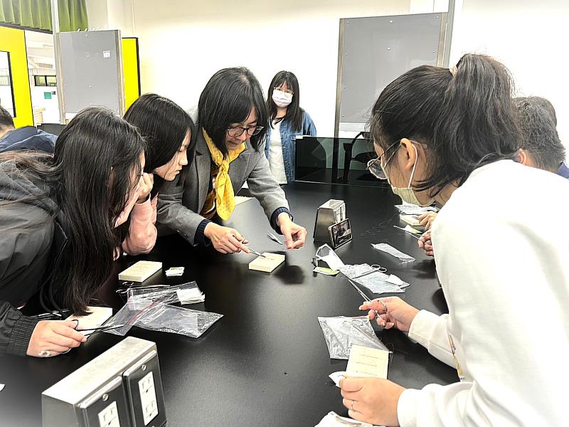 醫護學院陳芸院長指導學員傷口縫合實作