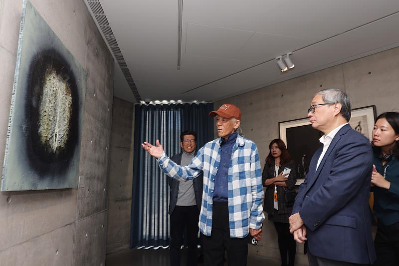 藝術家江賢二(左2)及公益平台文化基金會董事長嚴長壽(左1)帶領文化部長李遠(右2)參觀園區,並介紹作品《火與冰_24-10》。