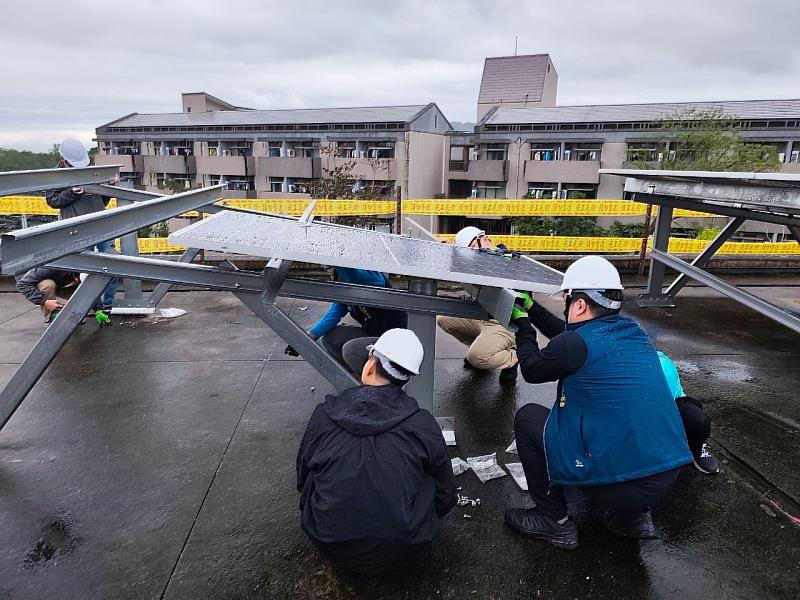 光電模組安裝與配線(花蓮縣有限責任綠電學習社區合作社提供)