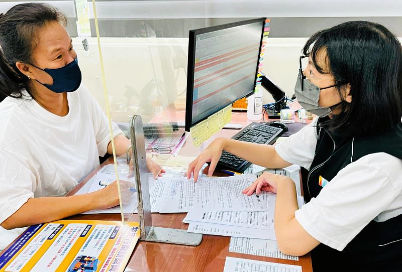 北分署就業中心就業服務員向民眾說明「照顧服務就業獎勵」(非文中個案)
