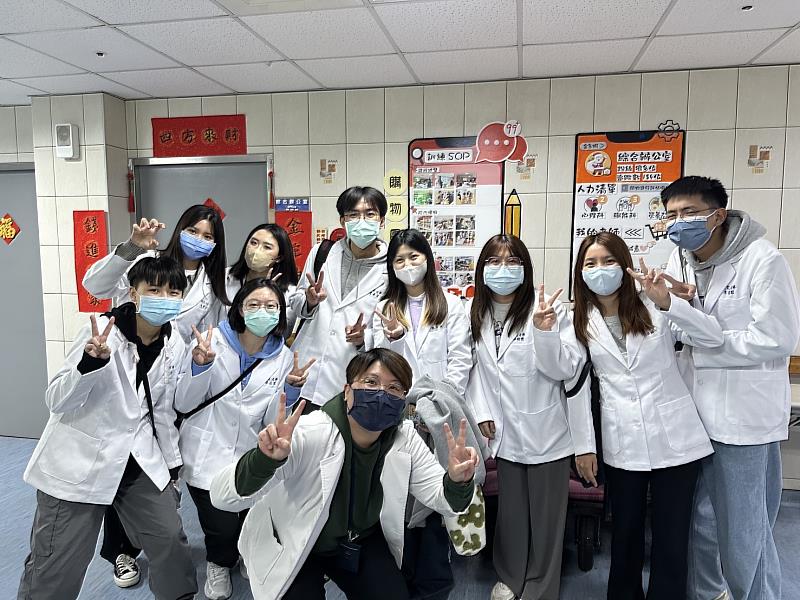 亞大職治系同學,在台中市宏恩醫院龍安分院分組參訪。