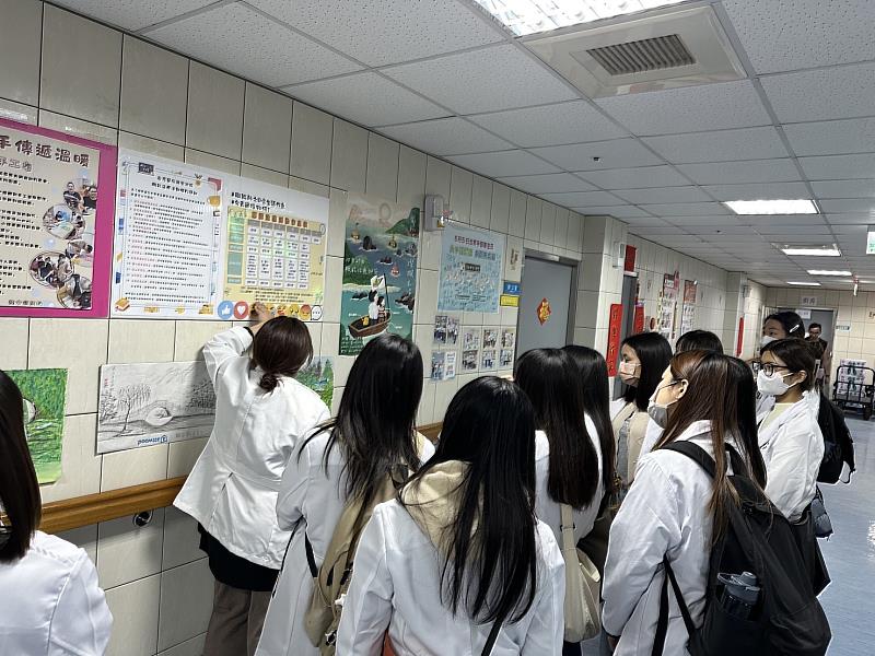 亞大職治系同學,在台中市宏恩醫院龍安分院中,了解不同部門如何分工照顧患者。