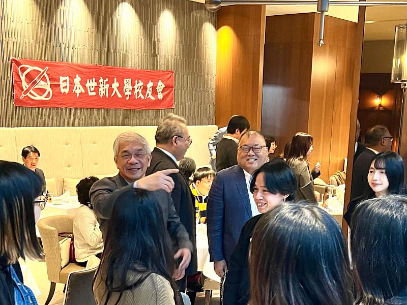 成立大會現場氣氛熱烈，世新校友們不分世代開心敘舊，分享求學時的點滴與未來合作的可能性。（世新大學提供）