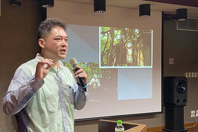 沈士展老師鼓勵學生與年輕創作者不斷創作