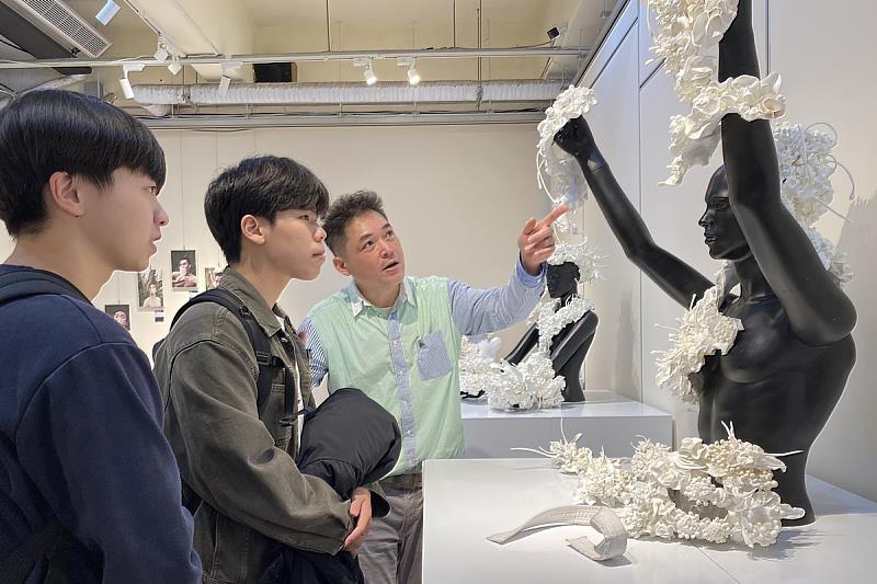 沈士展老師向觀賞的同學解說作品