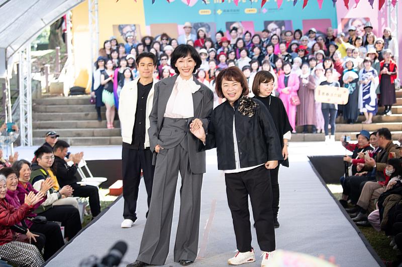 時尚系主任王聖芬(左)攜手嘉義市黃敏惠市長(右)走秀,為勇壯族注入時尚魅力