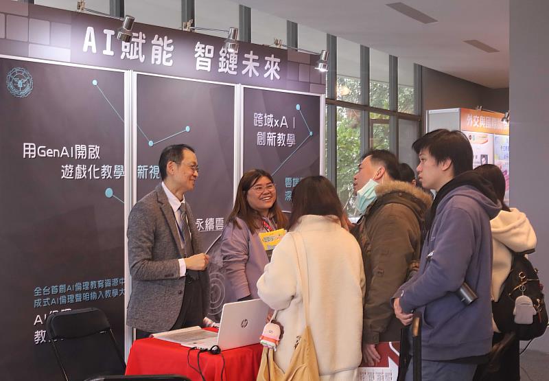 淡江大學逐光活動新設「AI賦能,智鏈未來」展區,展現各學院AI賦能與跨域學習的成果,並由教務處與招生中心提供高中生志願選填建議的服務。(圖/淡江大學提供)