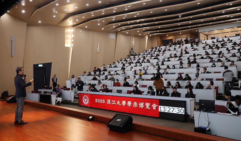 淡江大學逐光活動在守謙國際會議中心有蓮國際會議廳開幕，由許輝煌學術副校長介紹學校特色。（圖／淡江大學提供）