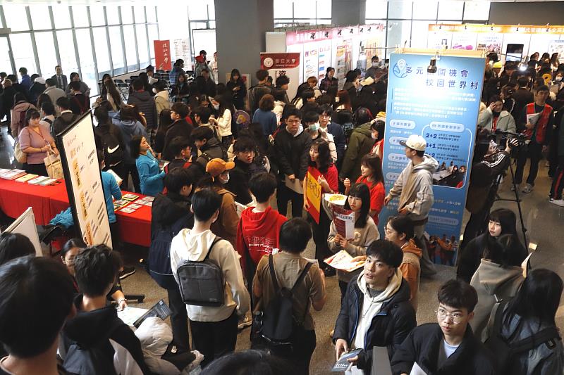 淡江大學於3月8日在淡水校園舉辦「逐光—2025年淡江大學學系博覽會」，活動逾1200人參與。（圖／淡江大學提供）