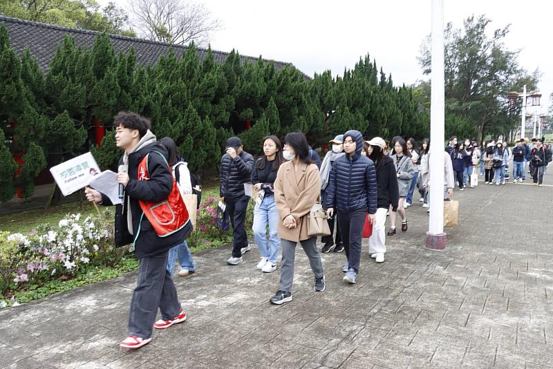 淡江大學逐光活動安排「校園導覽」,帶參與的高中學生、教師及家長參觀淡江校園環境、宿舍及社團活動場地。(圖/淡江大學提供)