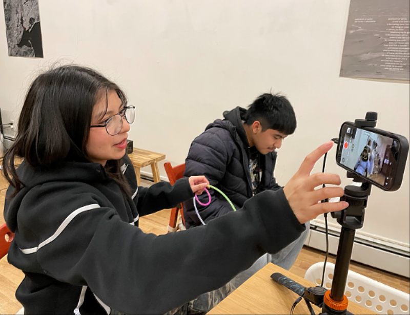 Joselyn, a Latin American migrant high school student, learns interview videography. （Photos Courtesy of LJM）