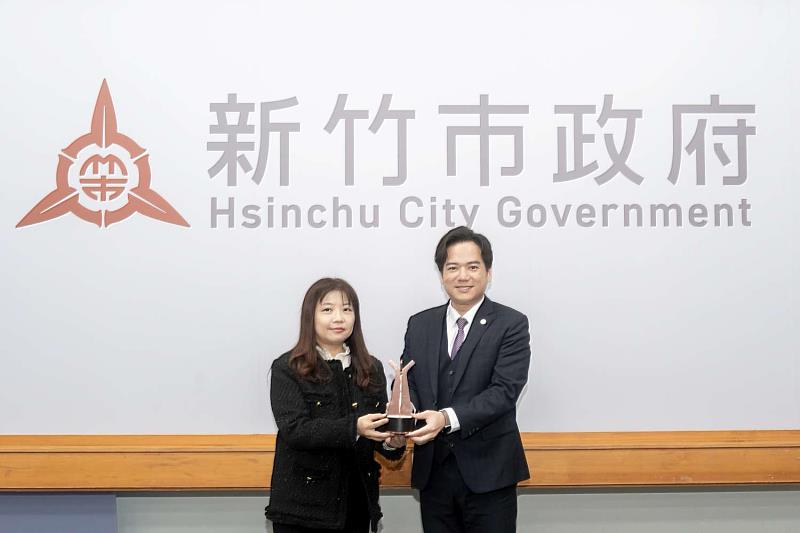「行政院所屬及地方主管機關推動員工協助方案」優等,人事處長柯孟瑩獻獎。