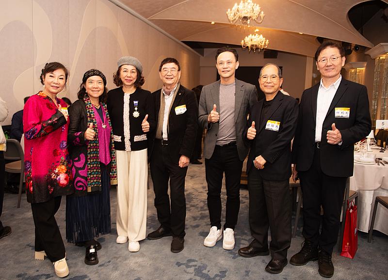 2004年雅典奧運跆拳道銀牌得主黃志雄(右三)出席校友聯誼會,與校友們合影。