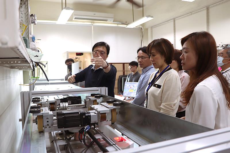 高科大電機系副教授陳建璋(圖中主講者)展示其「高功率/高效率非接觸式雙磁場取電專利」應用在搬運貨物的天車上,邊走邊充電的技術將可大幅提高工廠設備稼動率,多家企業均有高度興趣,正在洽談合作。