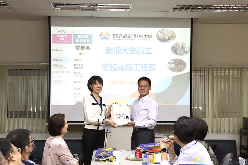 台北市大安高工是國內技術型高中指標性學校,就讀高科大電機系人數更直逼一個班,電機系成為今(11)家長會參訪團的重點系所,電機系主任戴鴻傑(右)特地致贈紀念品給大安高工家長會長王瑋榕(左),並且安排多個亮點實驗室展現學術研究及應用研發亮點。