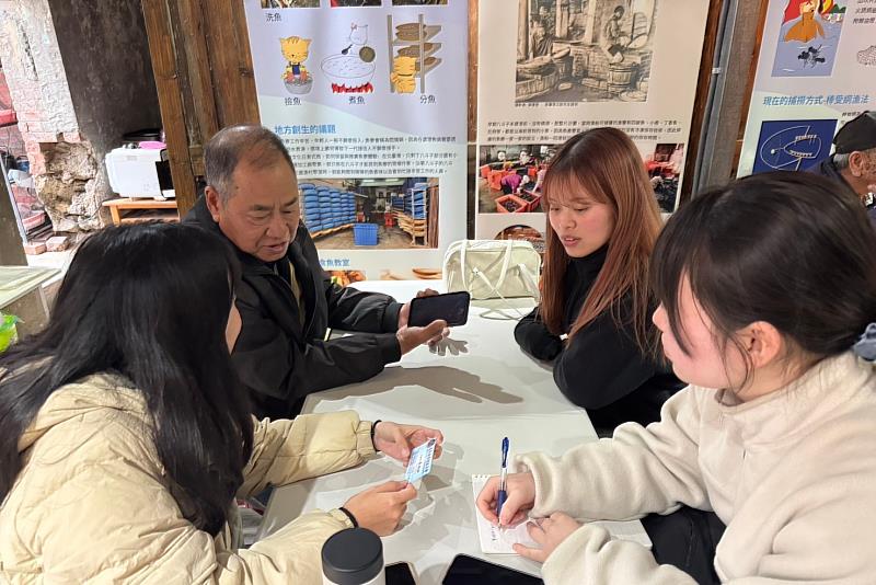 臺日學生訪問當地居民
