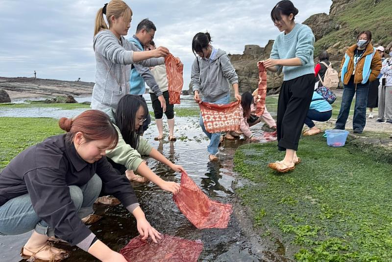 學生們體驗八斗子在地的薯榔海水染布
