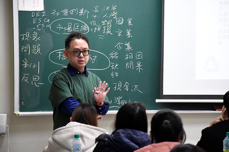 南大經管系系主任蕭詠璋教授透過案例分析,使高中生理解管理學的實際應用