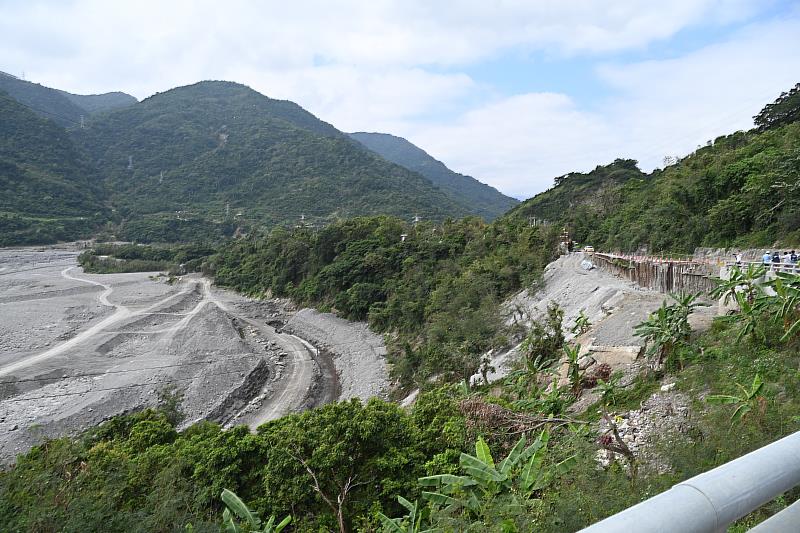 饒慶鈴視察南迴東64線3K+170~3K+270道路下邊坡堤防災害復建工程