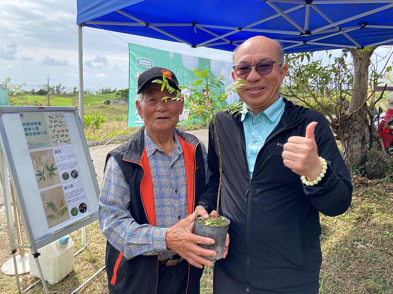 臺東分署吳昌祐分署長致贈酒麴植物給部落林學明頭目