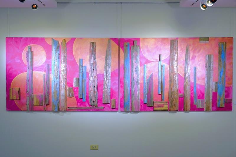 圖/「聖典」作品,以台中梧棲浩天宮的廟柱廢棄木材,作為創作的媒材。藉由木材上的斑駁痕跡,呈現出廟宇在歷史的刻畫下,呈現出的雋永美感。