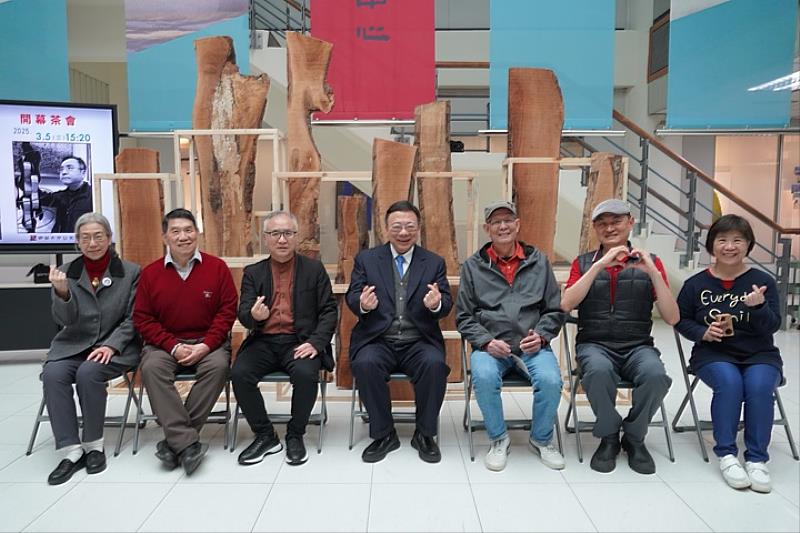 圖/中華大學藝文中心邀請到知名藝術公司CEO大蔚阿昌(廖述昌)到校設展,日前舉辦開幕茶會,賓主在裝置藝術前合影。(左3為藝術家大蔚阿昌、中間者為校長劉維琪。)