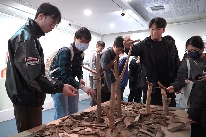 圖/展覽中更設置「互動區」得以讓學子自由創作, 且華大長年開設多門創新、跨域課程,在這個變化極快的社會中,成為有創新思想、五育並進的優質人才。