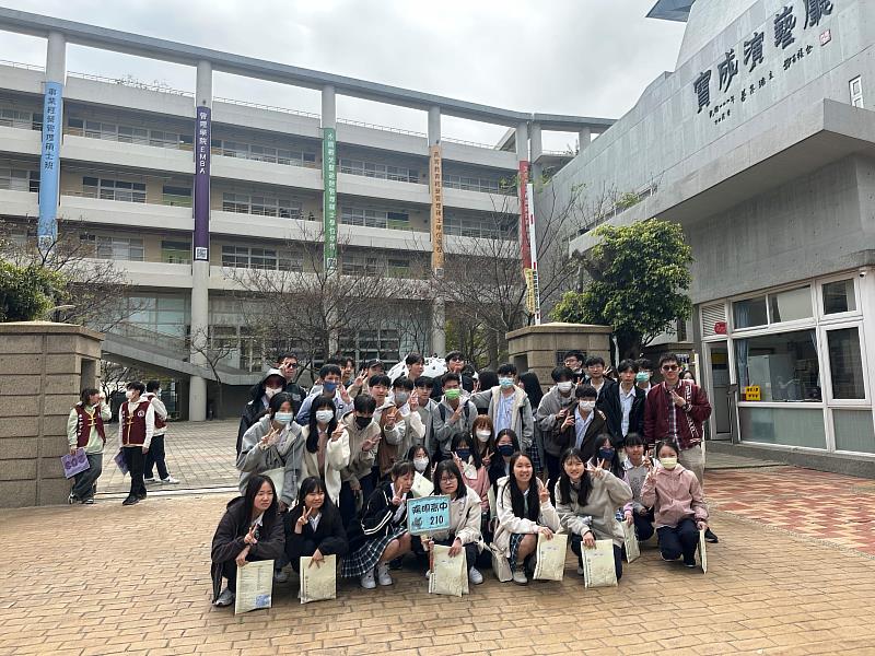 結束本校人文藝術饗宴後,陽明高中每班學生收穫滿滿的在校門口合影留念。